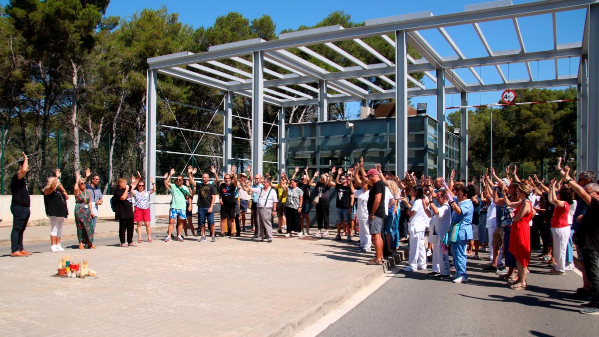 Trabajadores del centro penitenciario de Mas d’Enric con la mano alzada en la protesta para denunciar la agresión de una interna a una funcionaria.