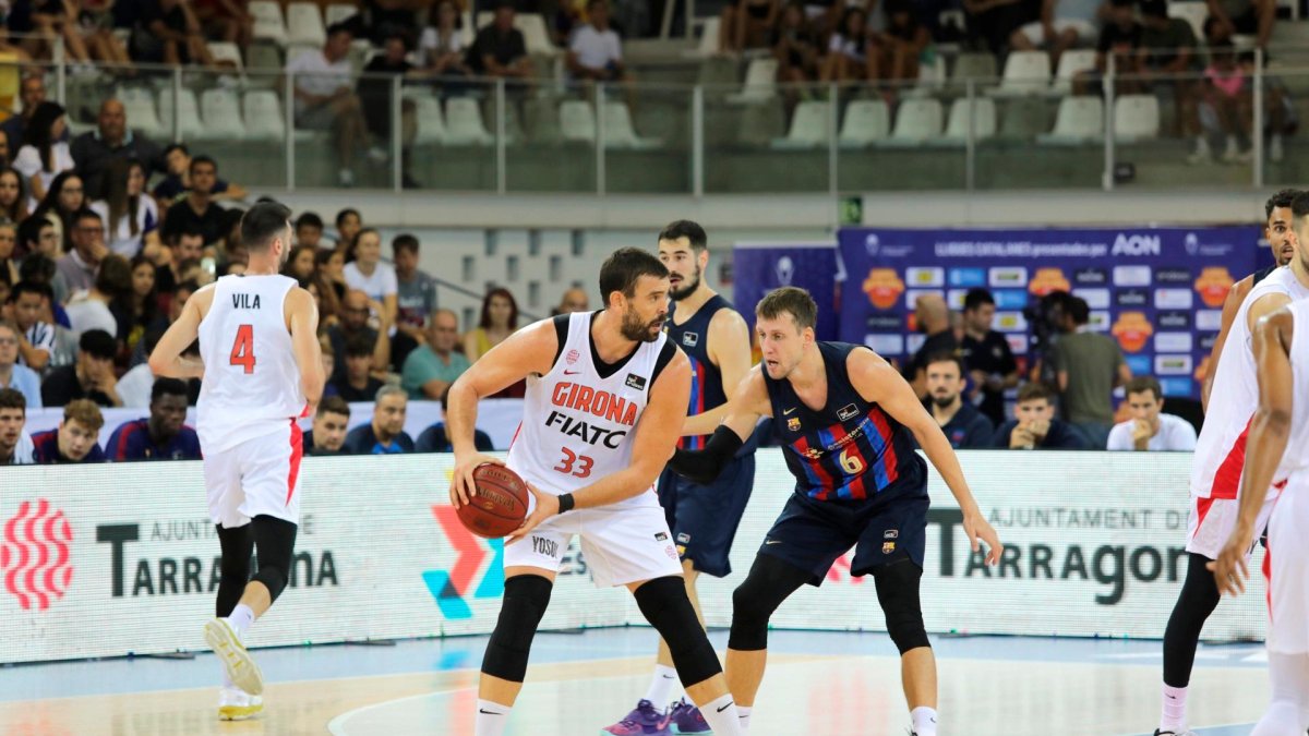 Marc Gasol ante Jan Vesely en la Lliga Catalana disputada en el Palau hace dos años.