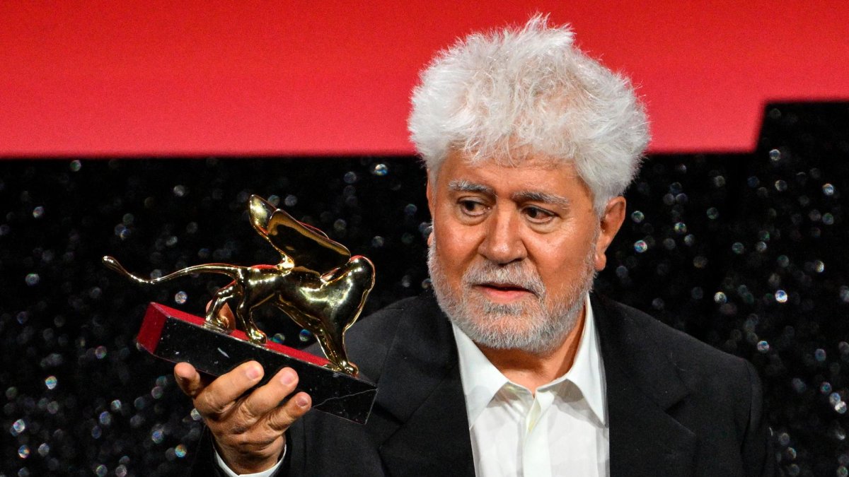 El director y guionista español Pedro Almodóvar sostiene el premio León de Oro por su película ‘La habitación de al lado’.