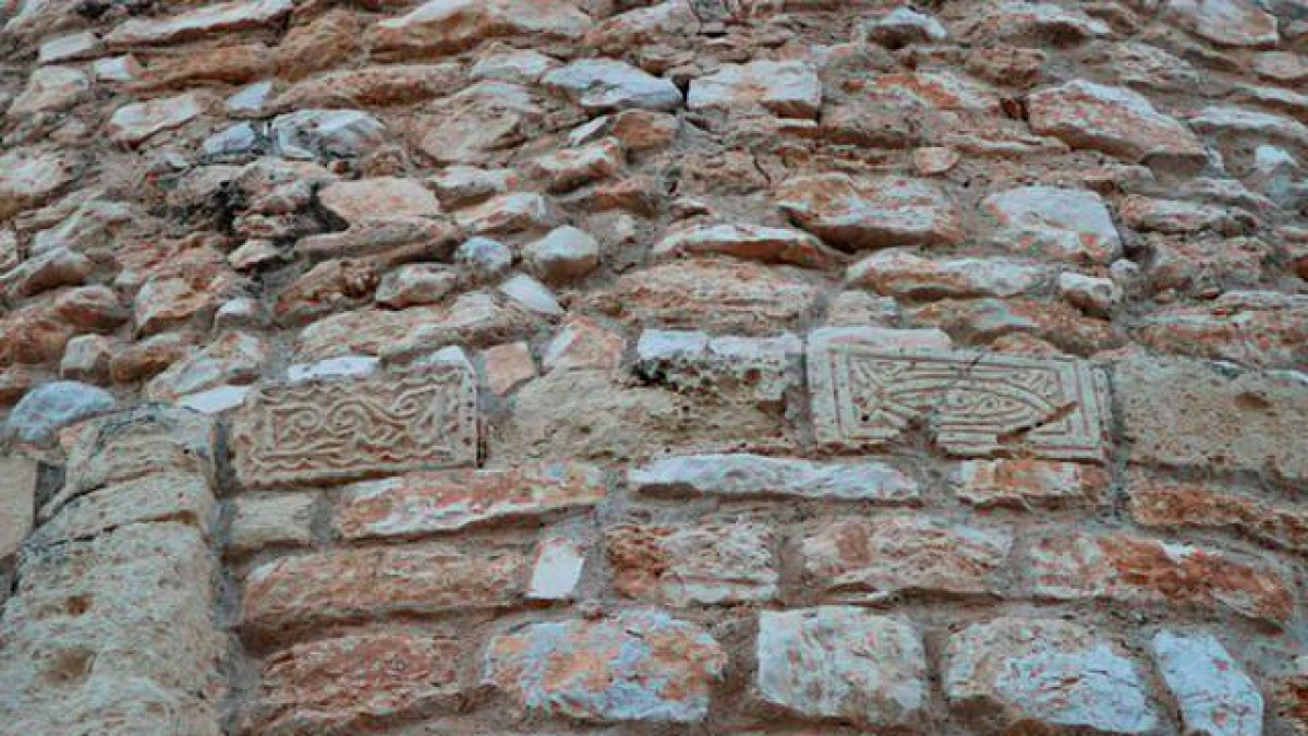 Esas ‘extrañas’ piedras de la iglesia de Cunit