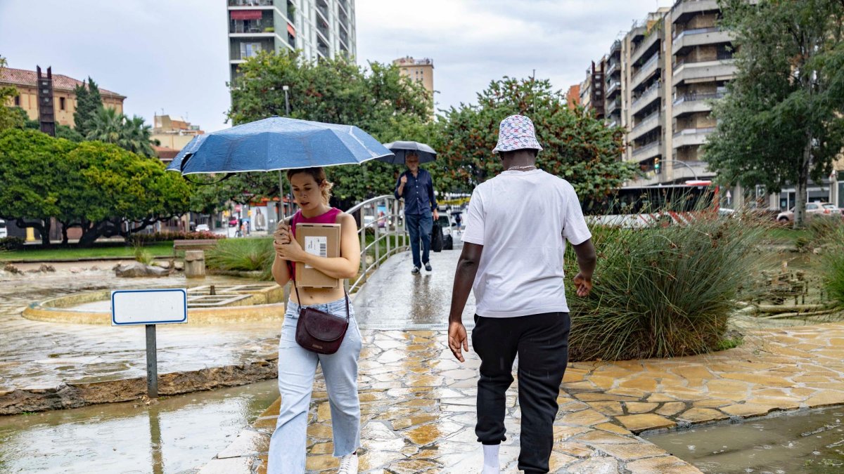 Lluvia en la Plaça Imperial Tàrraco de Tarragona, en una imagen de archivo.