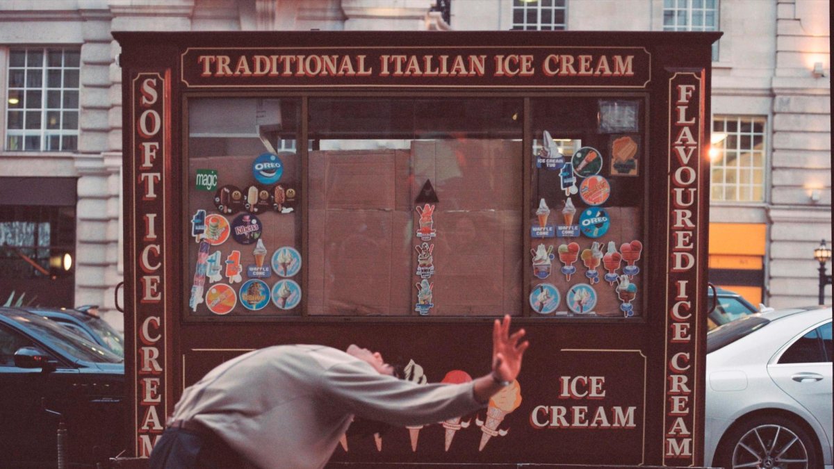 Eloy Cojal durante unas de sus actuaciones callejeras.