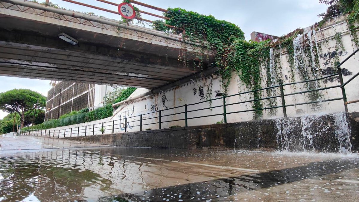 El agua de la antigua vía del tren de Cambrils cayendo a un paso inferior.