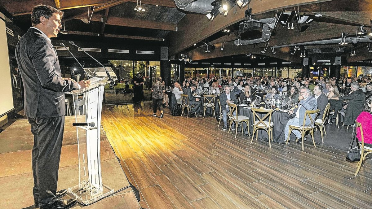 Francesc Pintado le puso la ‘chaquetilla’ a la directora general de Turisme, Cristina Lagé.