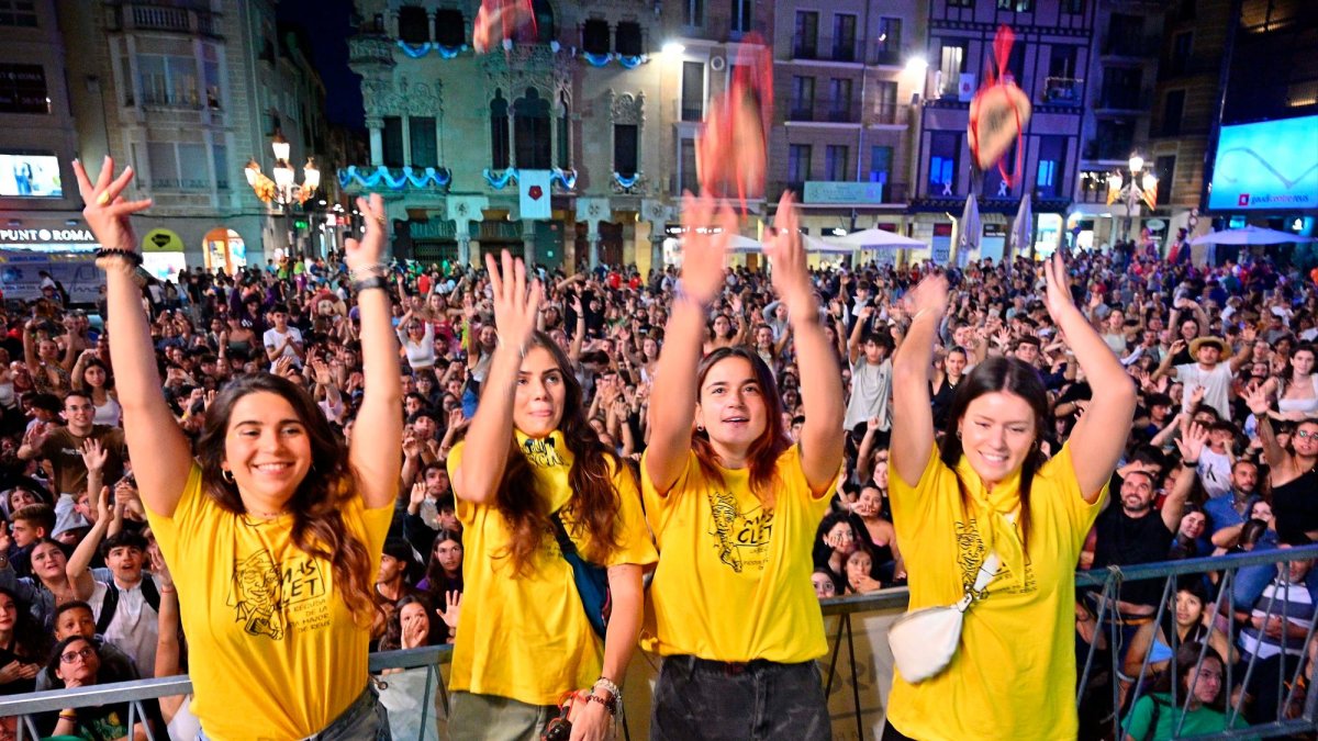 El repartiment de botes al Mercadal, a la Cercavila del Masclet.