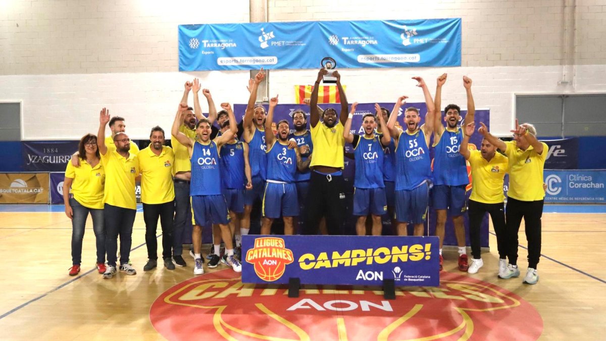 El capitán del OCA Global CB Salou, C. J. Barksdale, levanta el trofeo.