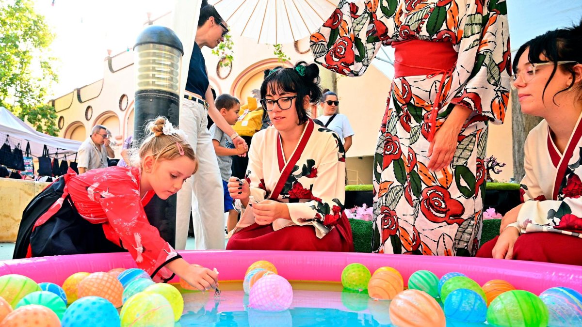 Alguns dels participants i visitants a la fira Hikari s’han deixat veure mudats amb kimono.