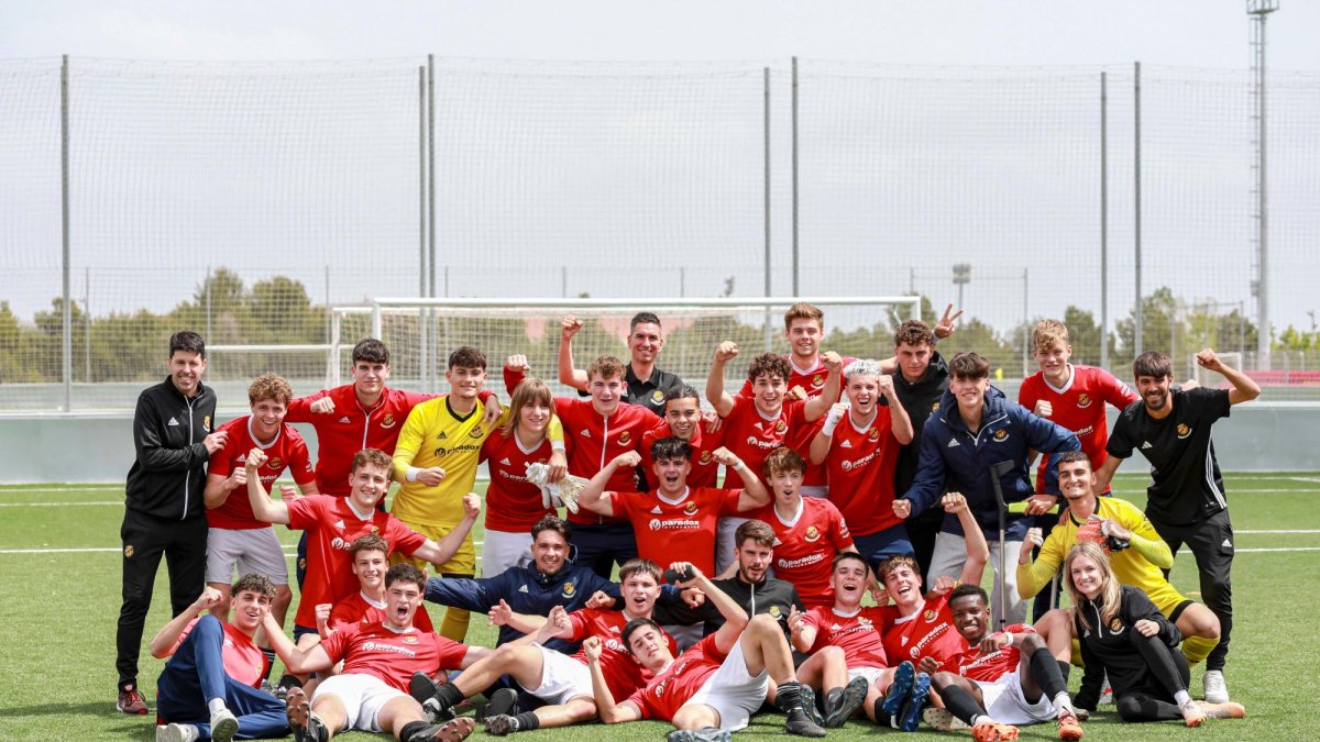 La plantilla al completo del Juvenil A del Nàstic celebra el ascenso en la Ciudad Deportiva grana.