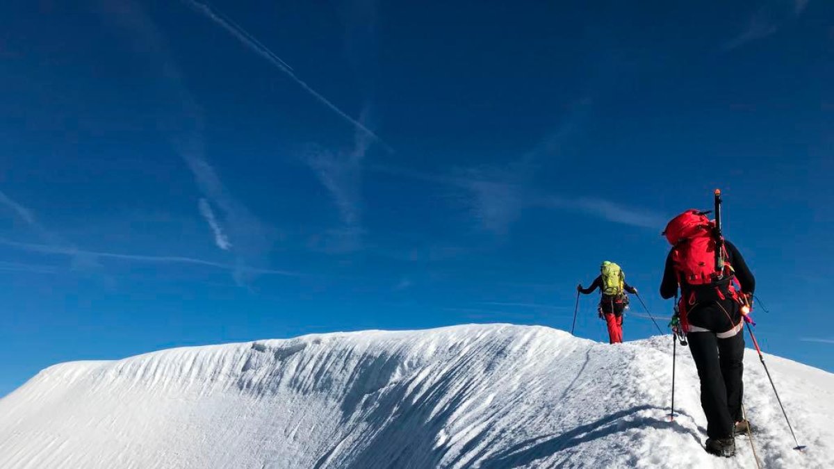 Dos escaladores en la cima del Mont Blanc.