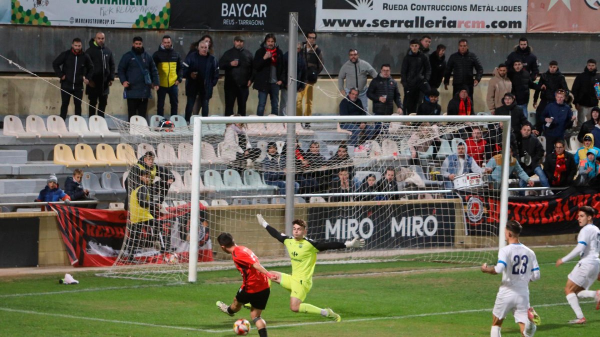 Aitor Serrano aúpa al Reus en el adiós de Víctor Oribe (1-0)