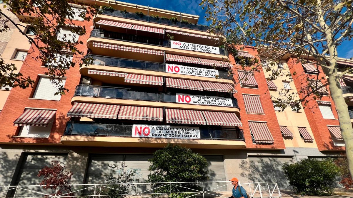 Los vecinos han colocado pancartas en las fachadas de sus viviendas.