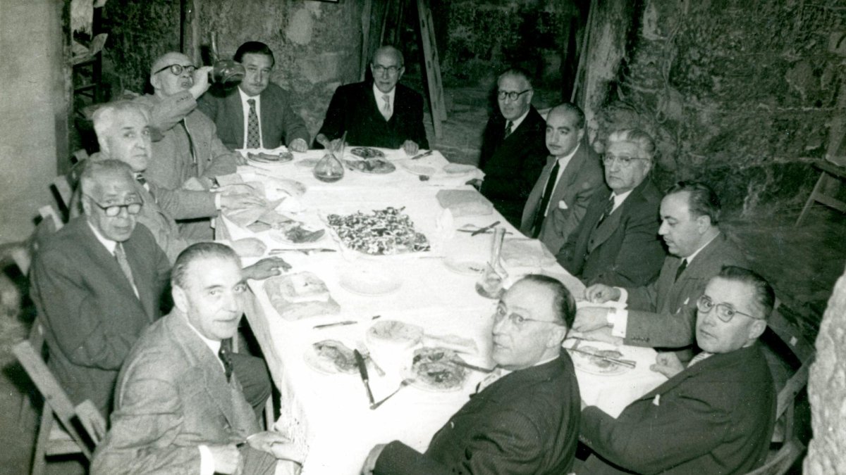 Els 12 primers membres de la confraria Guardadors de la Tronada.