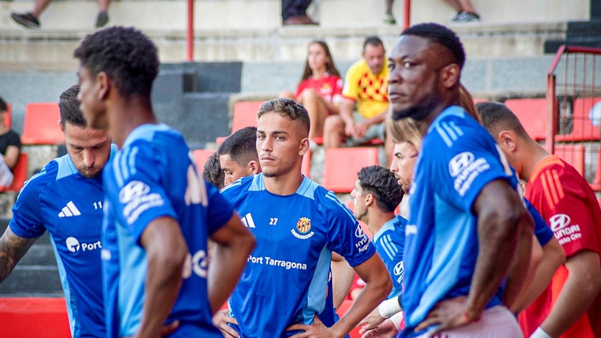 Arnau Sans, en el centro de la imagen, en un calentamiento con Santi Guzmán y Monnie, desenfocados por delante.