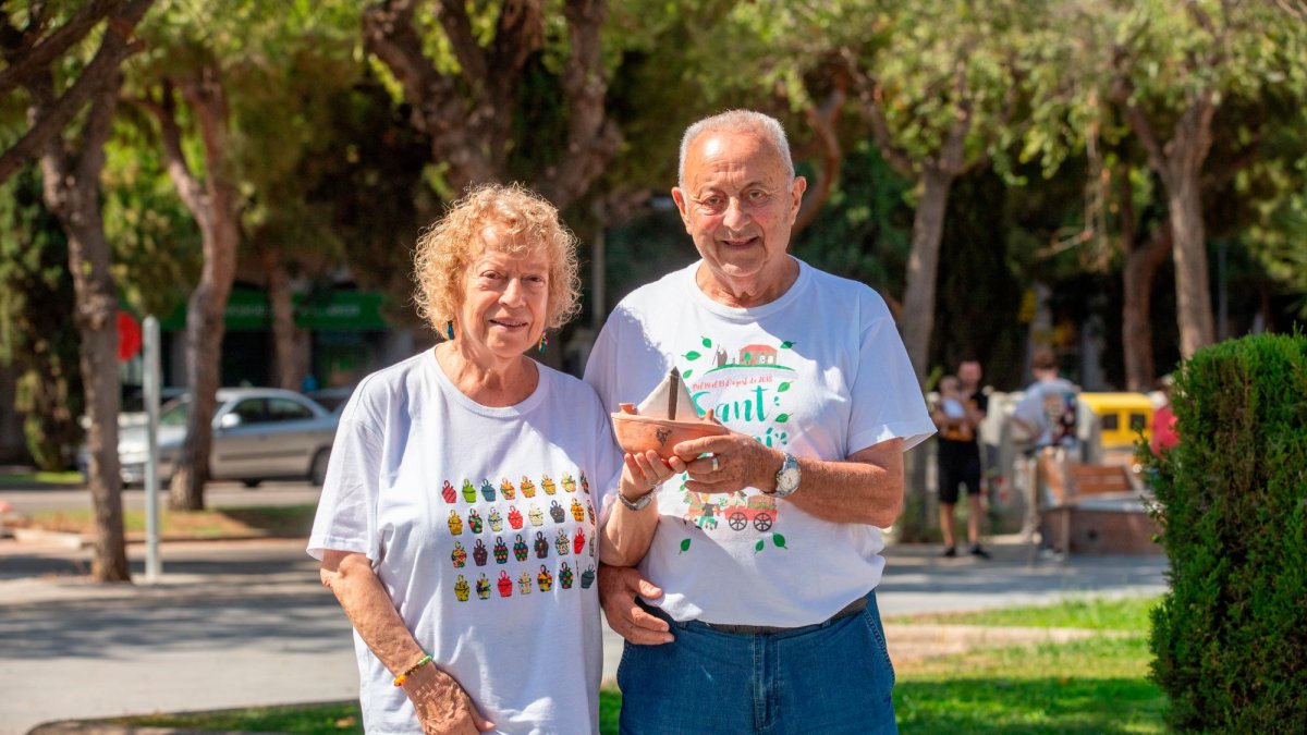Maria Dolors Iglesias i Joaquim Galià, ahir, ensenyant el càntir d’enguany.