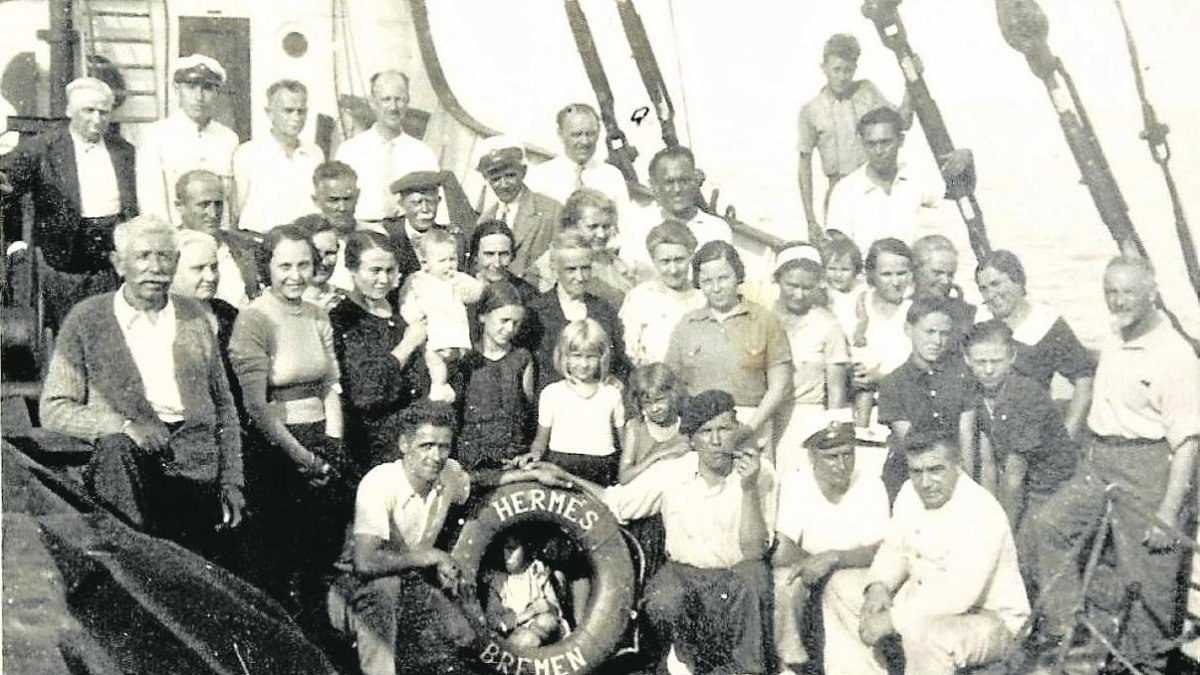 Grup d’alemanys de la indústria de Flix evacuats pel comissari Mestres, amb G.M.Kleinschmidt a la dreta, cap local del partit nazi, a bord del vaixell Hermes, camí de Gènova.