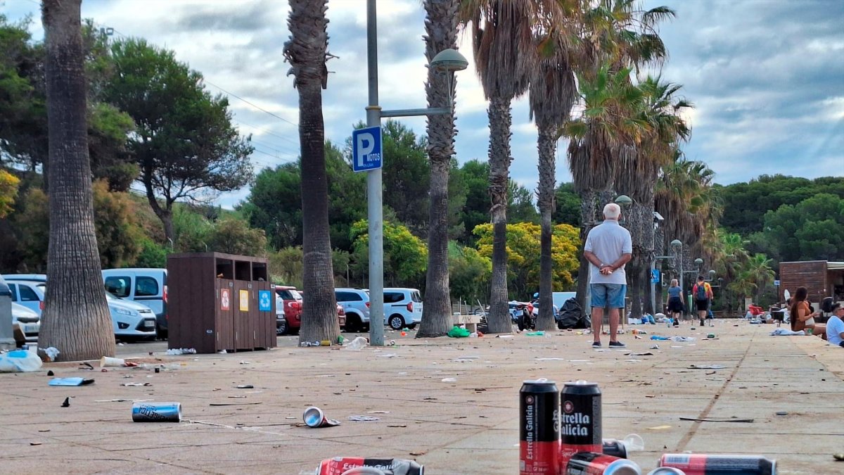 Estado del paseo de l’Arrabassada esta mañana mientras trabajaban los equipos de limpieza.