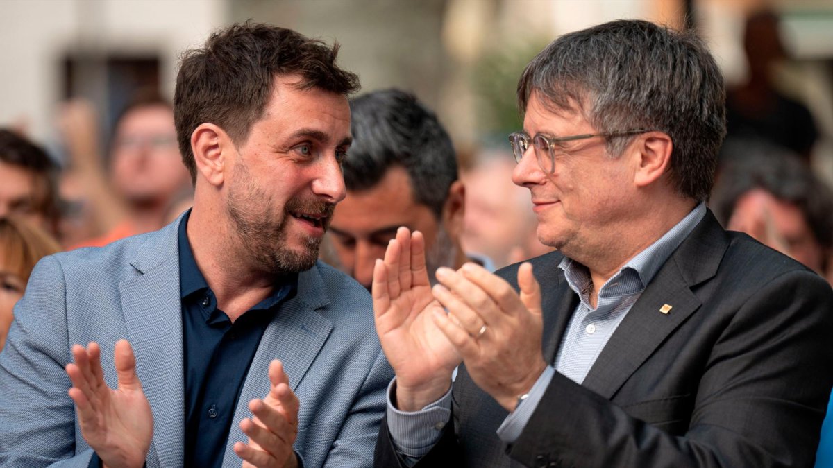 El exconseller Toni Comín (i) junto al expresident de la Generalitat, Carles Puigdemont