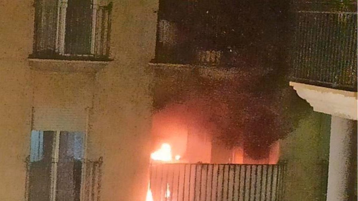 El balcón del primer piso de la calle Marinada de Roda de Berà.