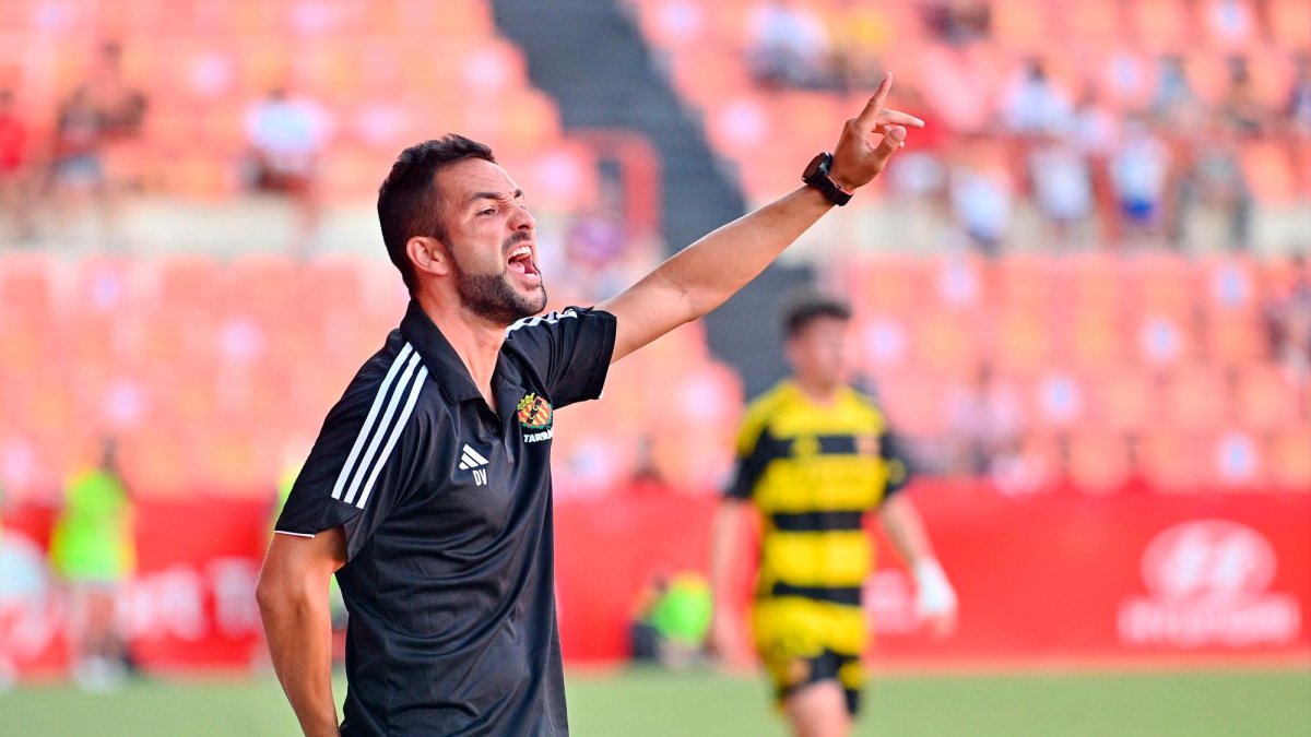 Dani Vidal da instrucciones en el banquillo del Nàstic.