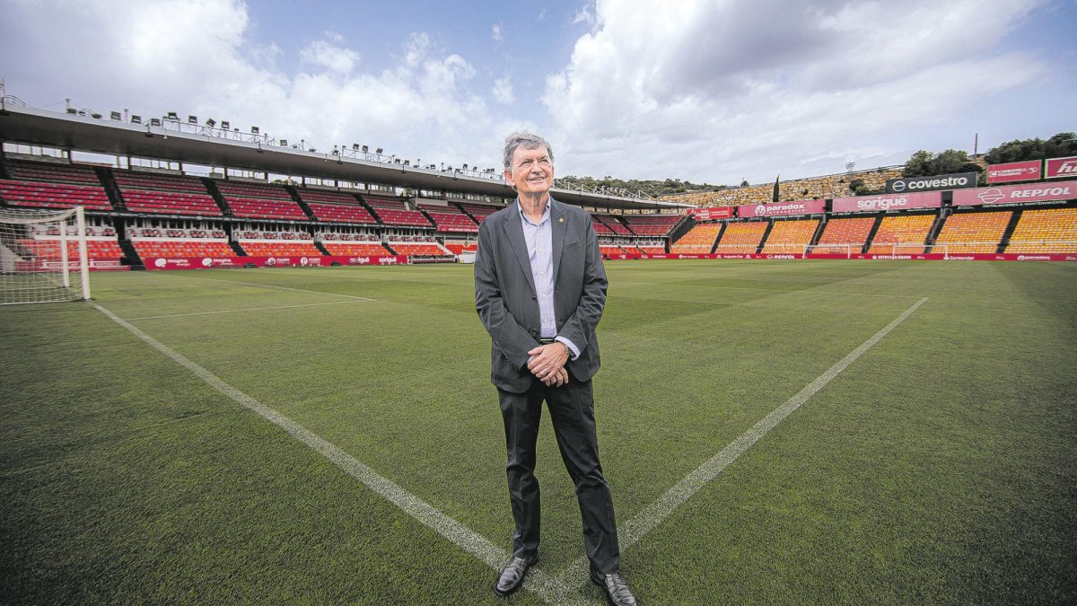 El presidente del Nàstic, Josep Maria Andreu, en el césped del campo que acogerá hoy el gran partido.