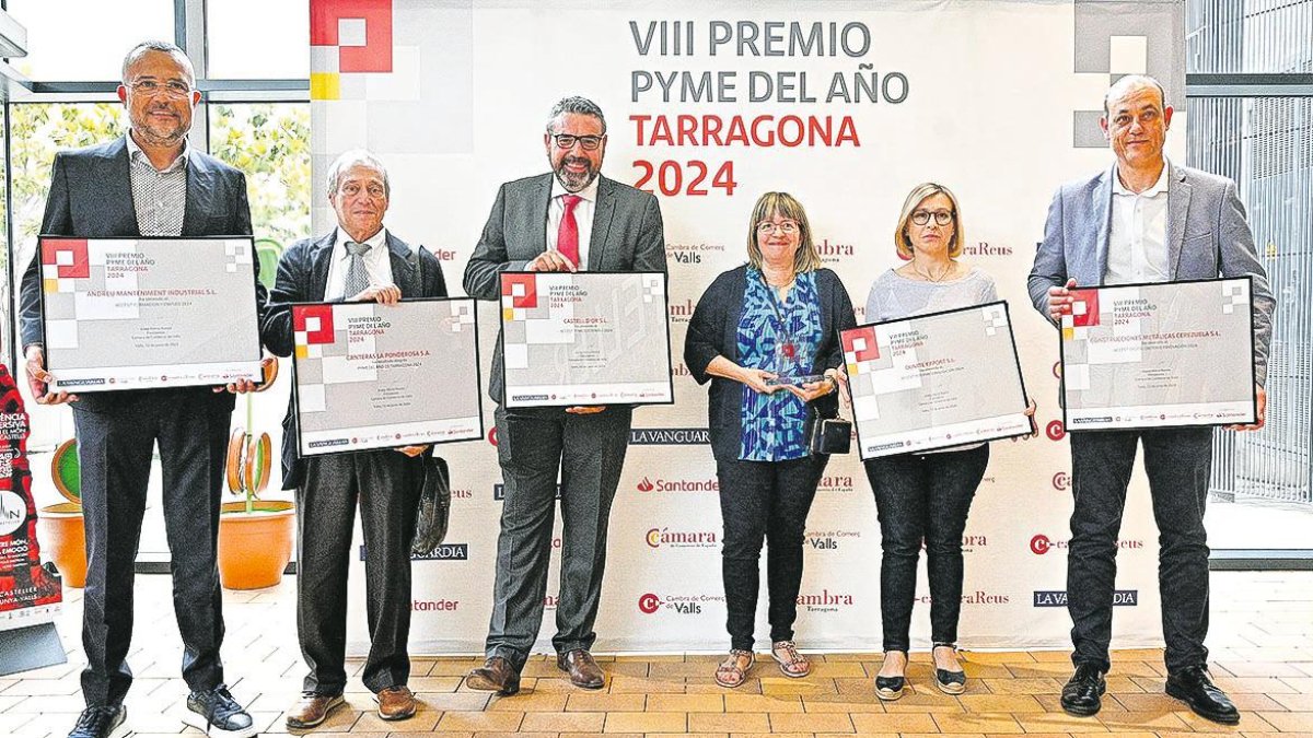 Els representants de les cinc pimes guanyadores al Museu Casteller de Valls.