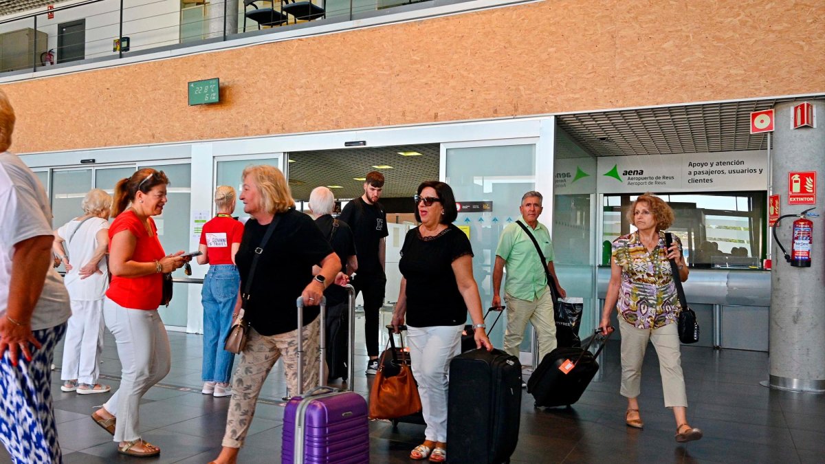Pasajeros circulando por el interior del edificio del Aeropuerto de Reus, en la zona de llegadas, durante esta campaña.