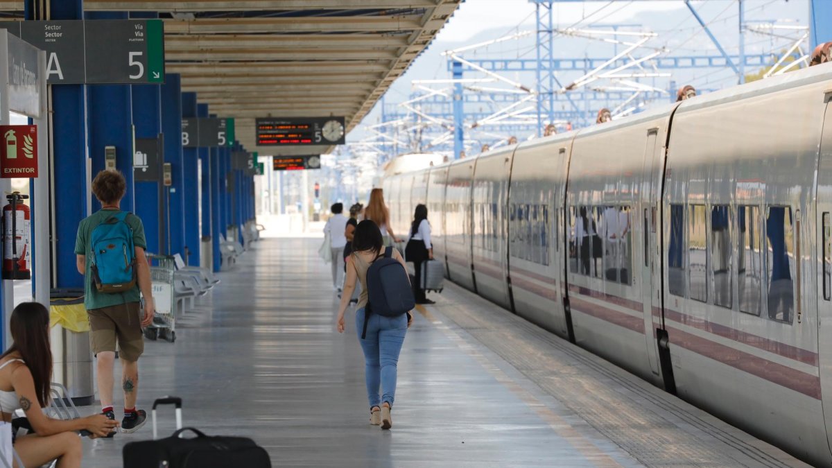 Imagen de un tren de alta velocidad en la estación del Camp de Tarragona.