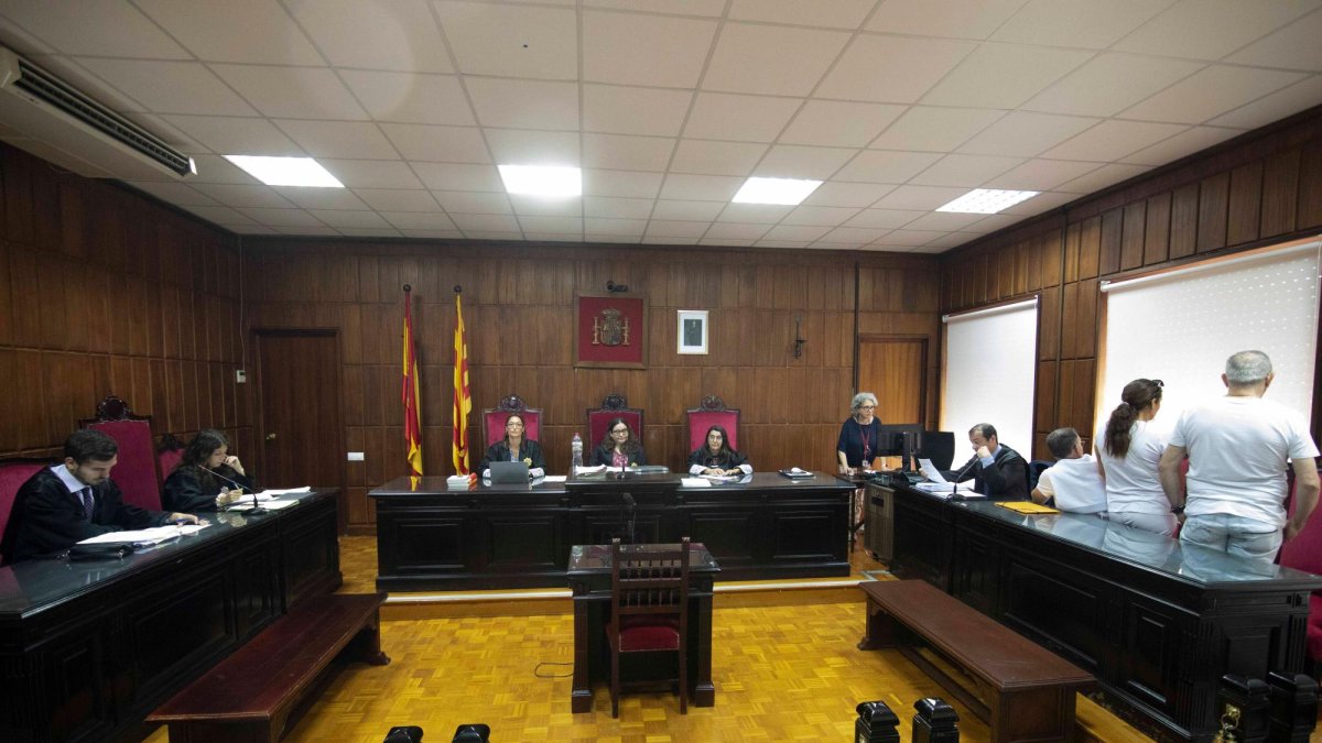 Vista de la sala de la Audiencia Provincial donde ha tenido lugar el juicio este martes. A la derecha, de blanco, los tres acusados.