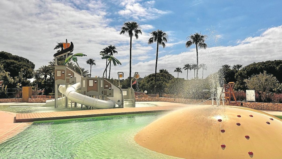 La zona de piscines està adaptada tant pels petits com pels adults.
