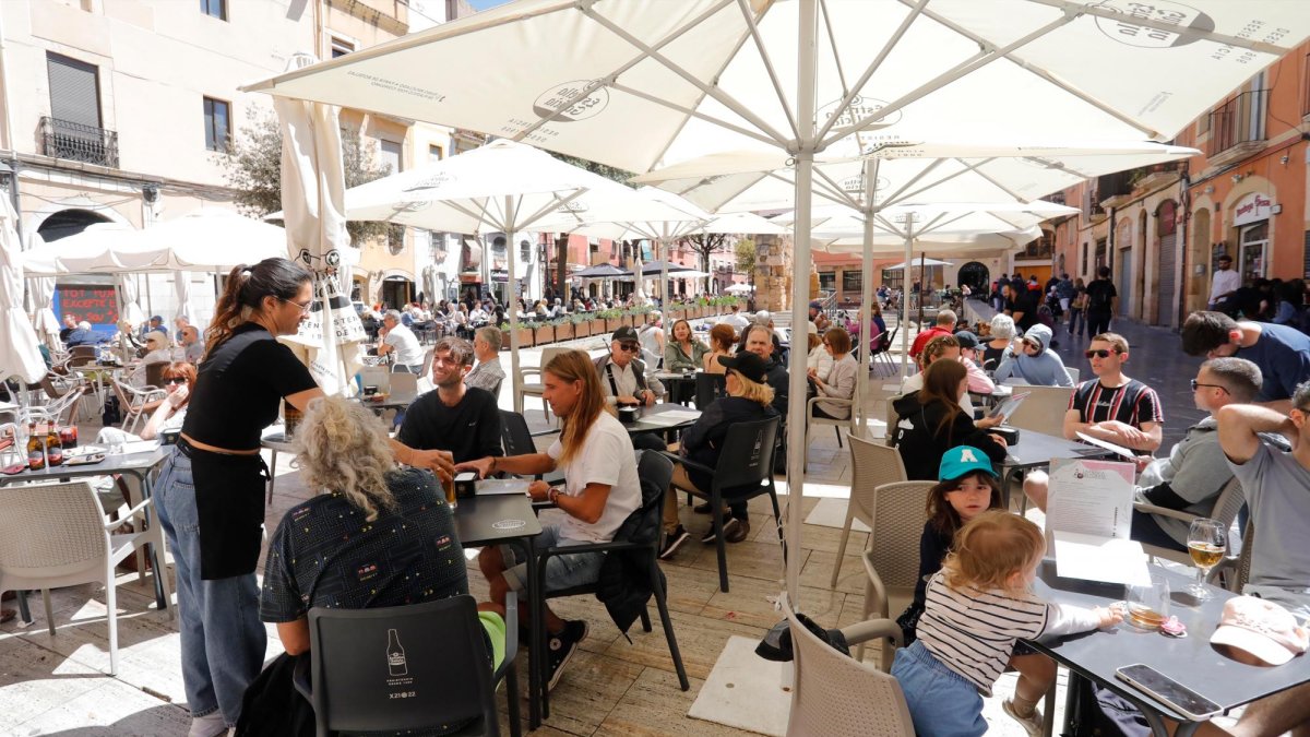 En verano, de jueves a domingo y vigilias de festivos, las terrazas de la Plaça del Fòrum podrán cerrar a las dos.