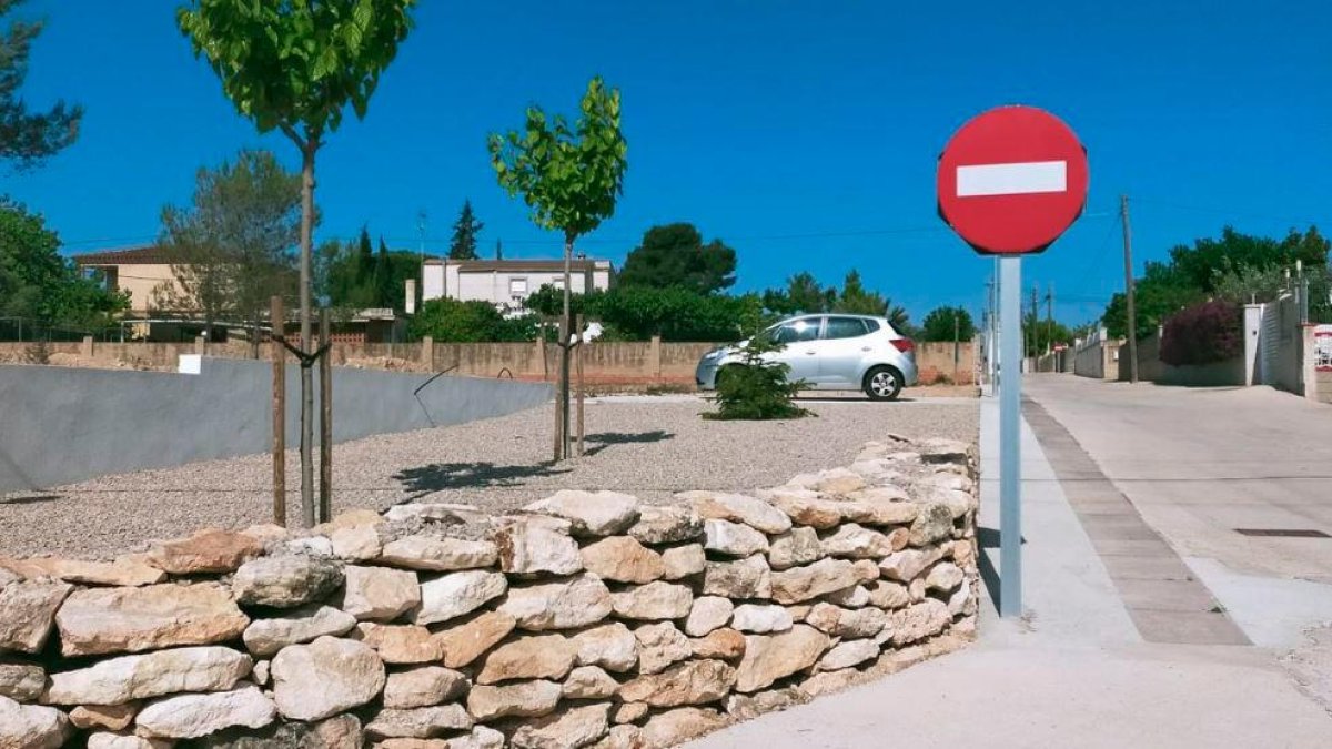 Les dues finques estan situades al centre de la urbanització la Font de la Roca dels Garidells.