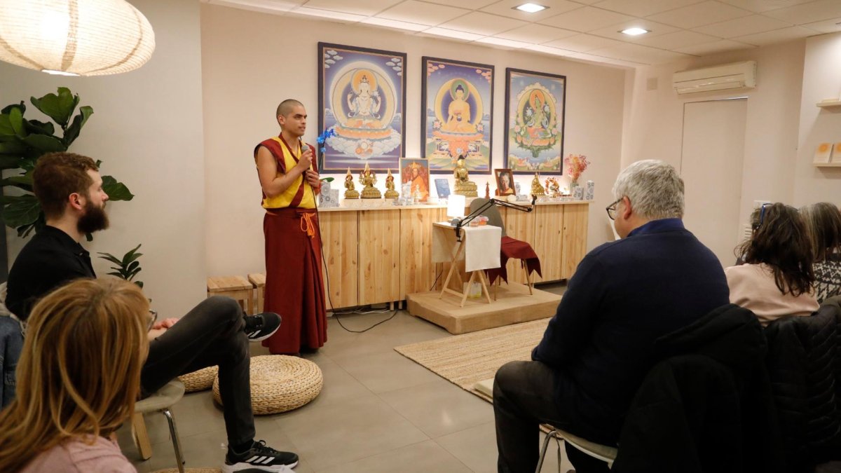 El mestre Kelsang Panchen, del budisme Kadampa, al començar la meditació.