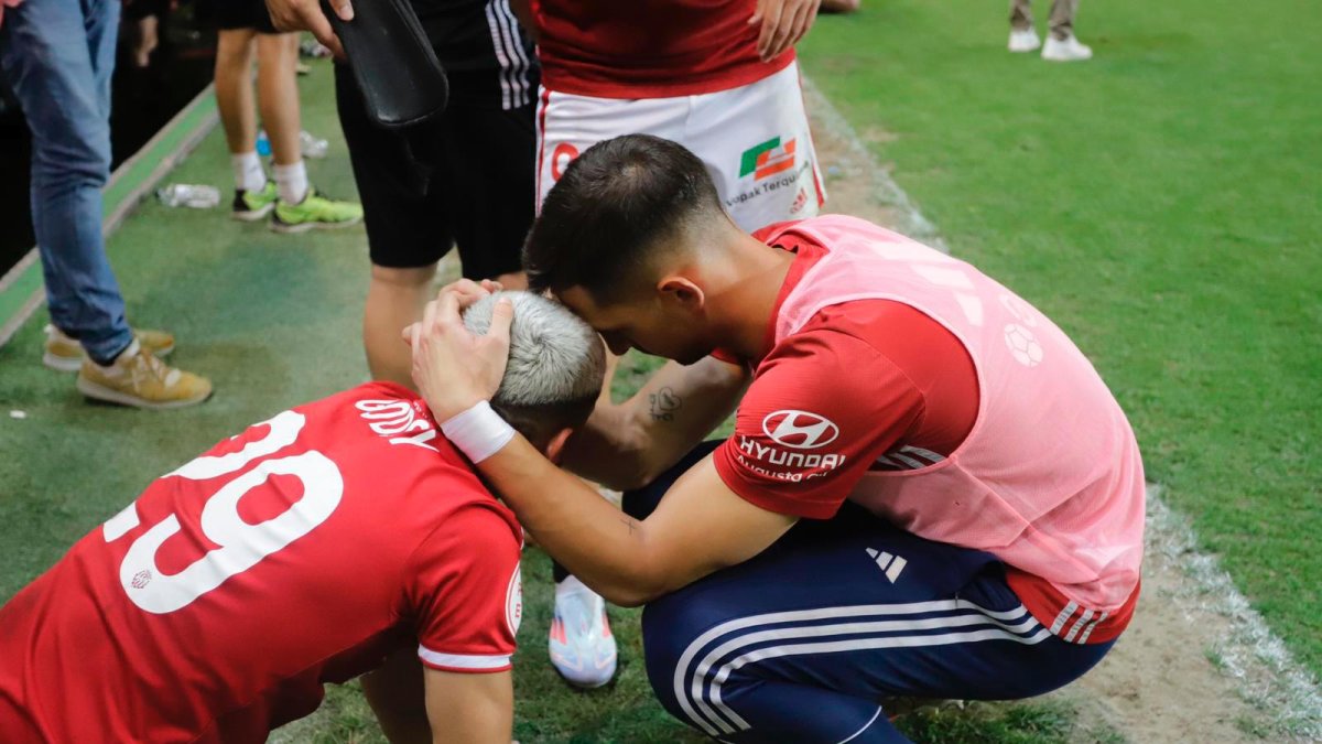 Dani Parra abraza a Alan Godoy tras la decepción que supuso no ascender.