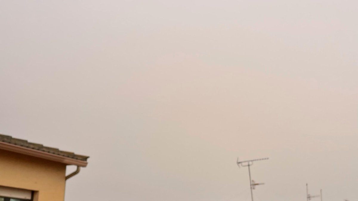 El cielo tiene un color rojizo este sábado.