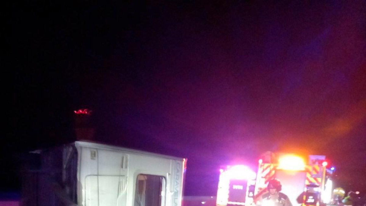 La caravana volcada.