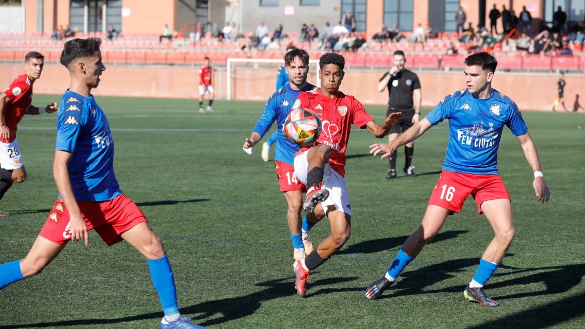 Santi Guzmán intenta controlar un balón.
