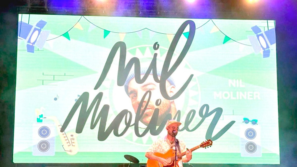 Miles de personas esperaban la actuación de Nil Moliner .