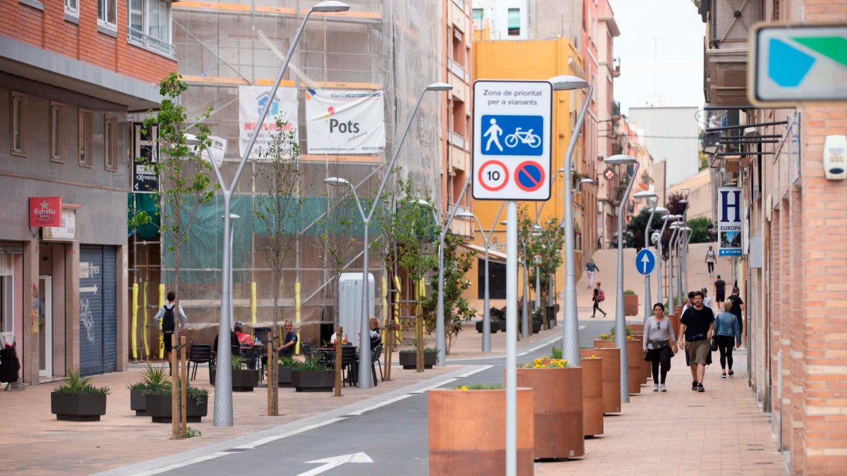 La calle Orosi es una de las principales vías de entrada a la ciudad para los que van entren.