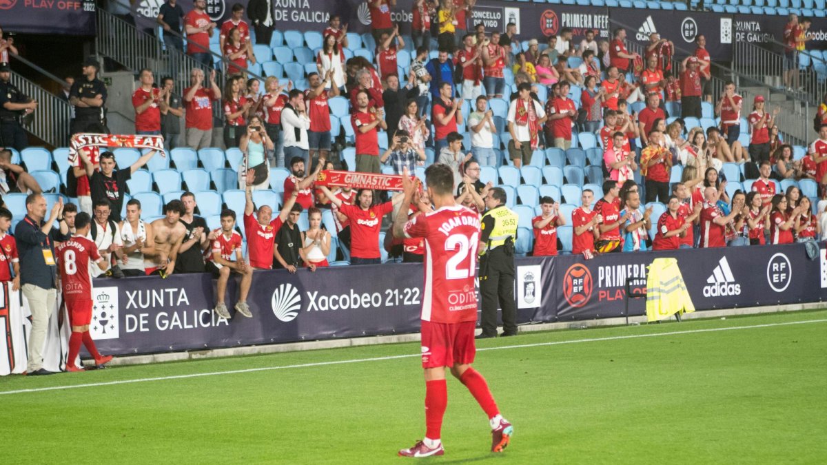 Joan Oriol en el césped de Balaídos aplaudiendo a la afición tras perder el ascenso ante el Villarreal B.