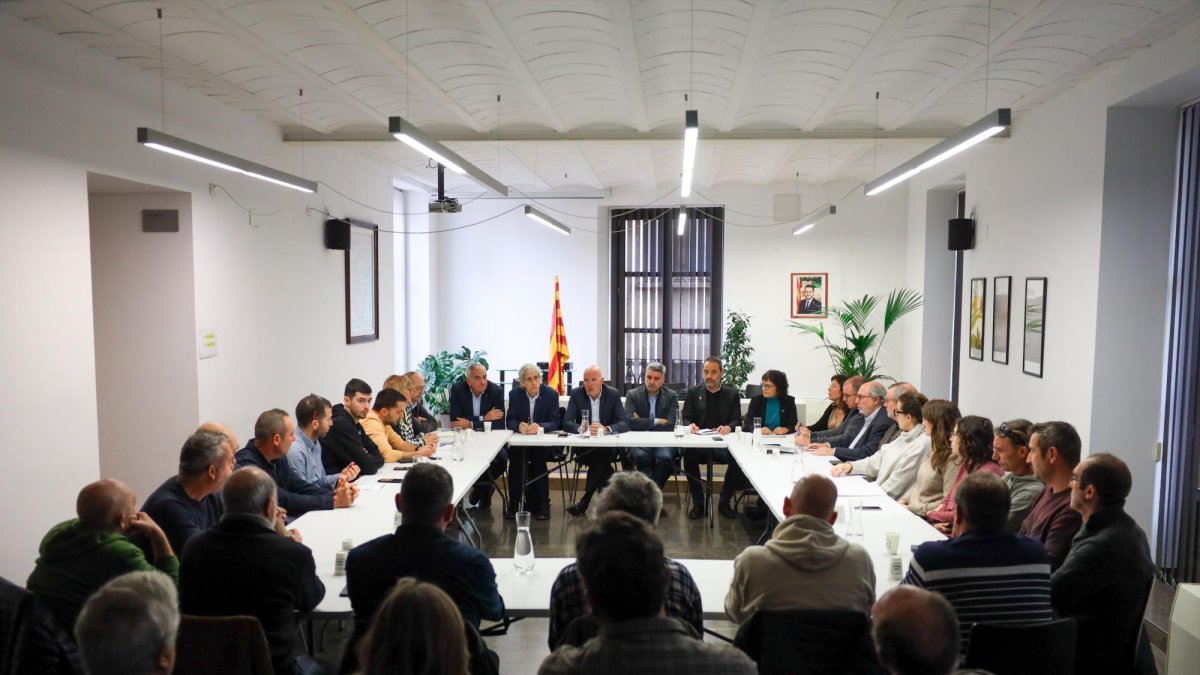 David Mascort, responsable de Acció Climàtica, reunido con agentes responsables de la gestión del agua.