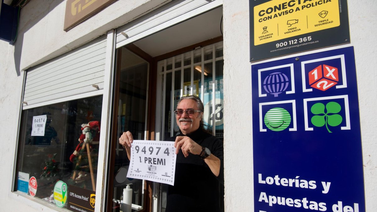 El dueño de la administración, delante del estanco.