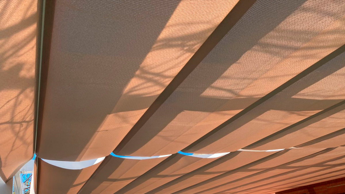 Instalación de sombras en la guardería Cèsar August.