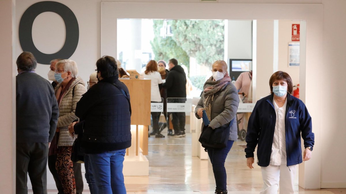 El plan de medidas contra los virus respiratorios obliga al uso de mascarillas en los centros de salud