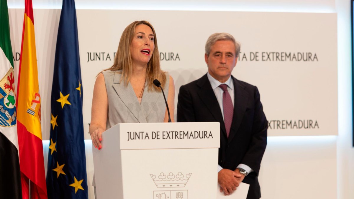 La presidenta de Extremadura, María Guardiola, y el consejero de Vox en el Gobierno de la Junta de Extremadura, Ignacio Higuero.