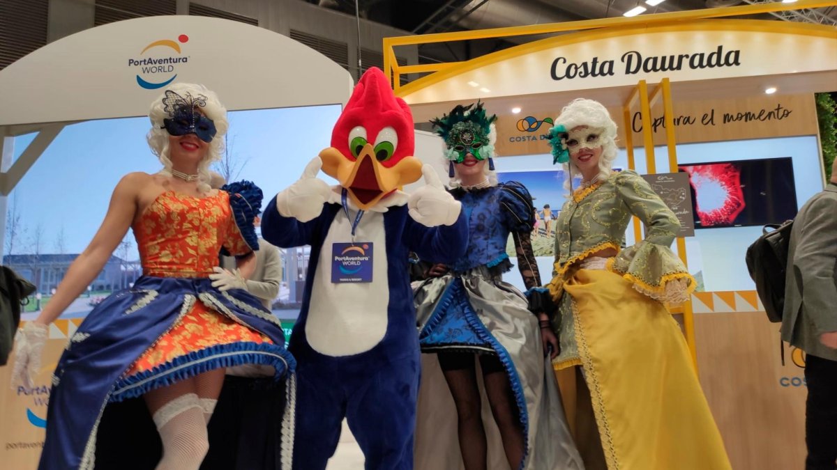 Imagen promocional de PortAventura en Fitur de 2023, en Madrid, donde se anunciaba el estreno de la campaña por Carnaval.