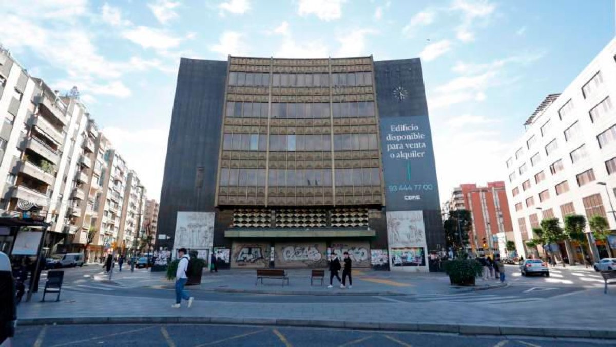 El edificio está en venta desde el pasado mes de junio y habría varias ofertas encima de la mesa.