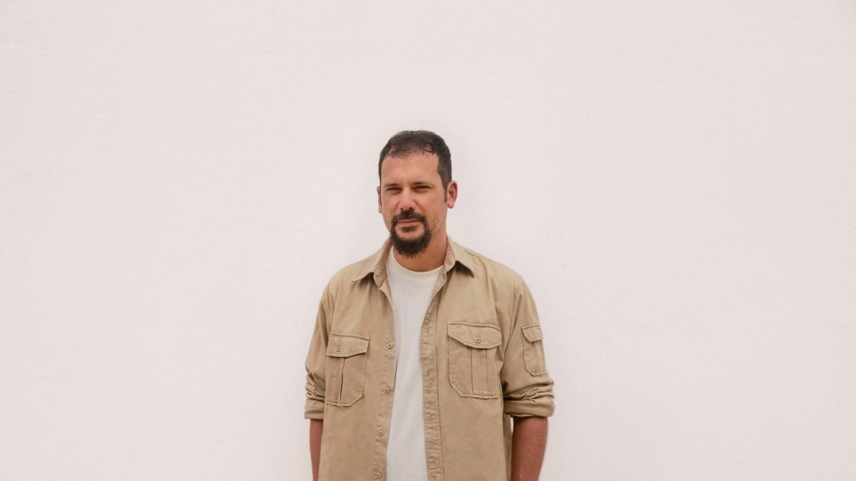 El artista multidisciplinar, Roger Conesa, ha publicado disco 10 años después.