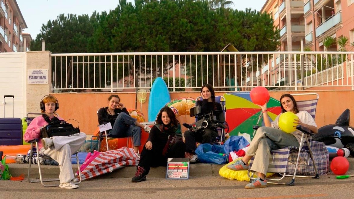 Carla Álvarez, en el centro, con parte del equipo de su nueva película en Calafell.