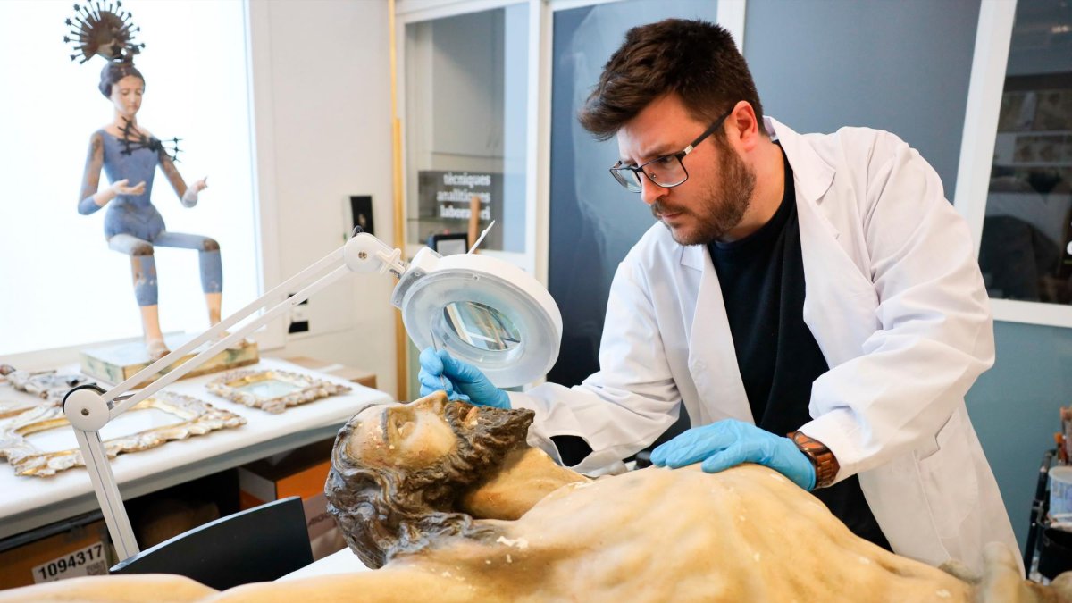 Aleix A. Vall mientras trabaja en Taller Avall de Reus.