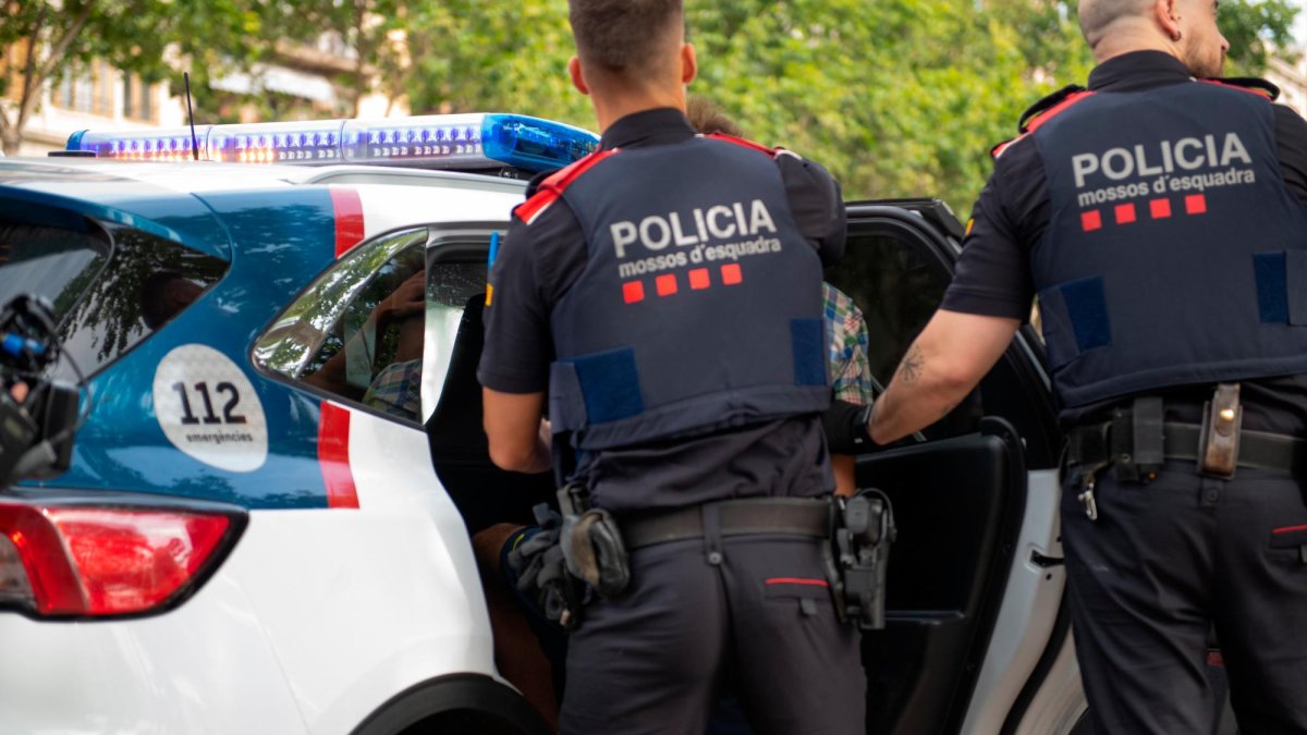 Dos agentes de Mossos d’Esquadra en una imagen de archivo.